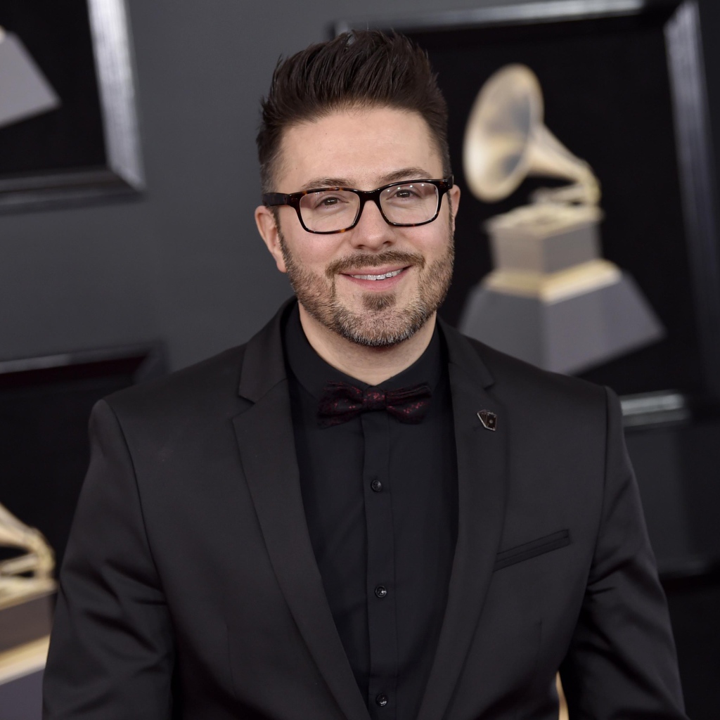 Американский певец Дэнни Гокей в костюме