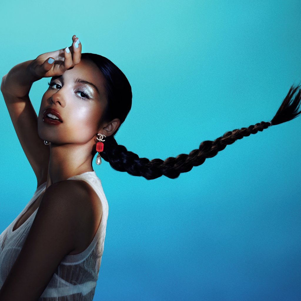 Американская певица Оливия Родриго на голубом фоне