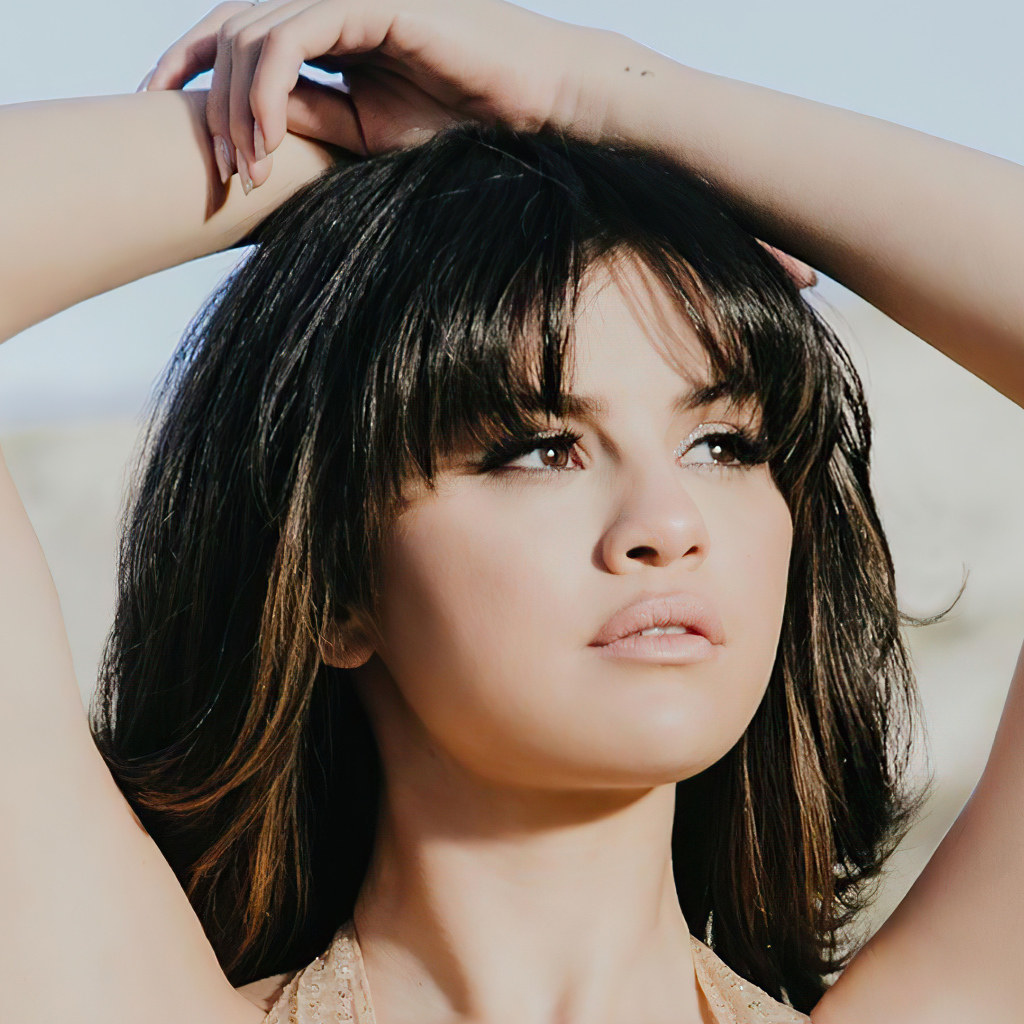 Американская певица Селена Гомес в поднятыми руками