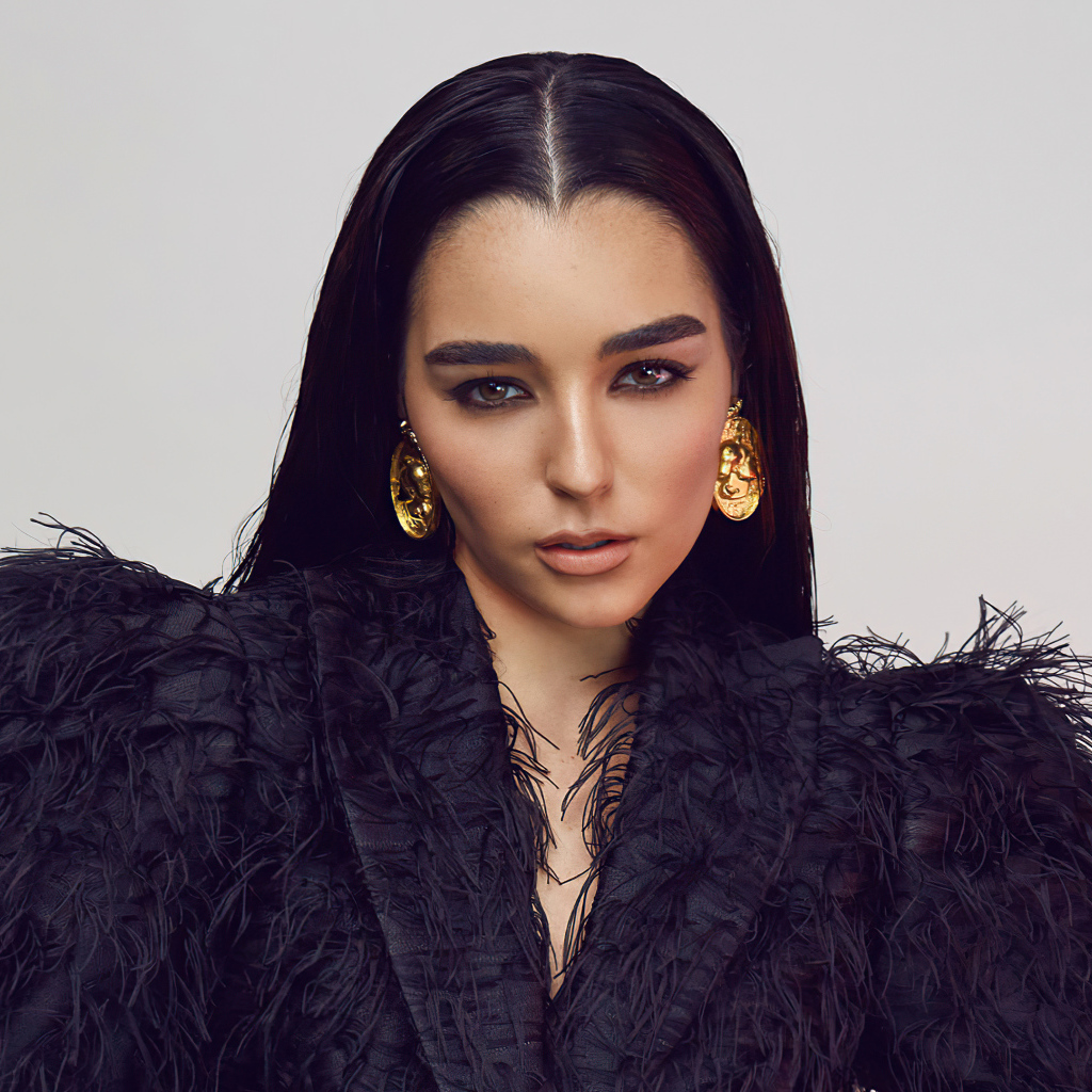 Австралийская певица Индиана Массара в черном наряде