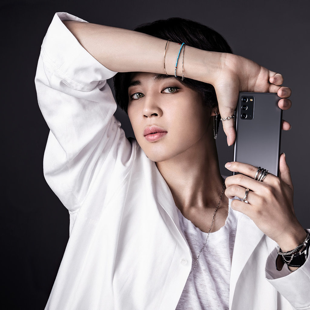 Вокалист группы BTS Jimin с телефоном