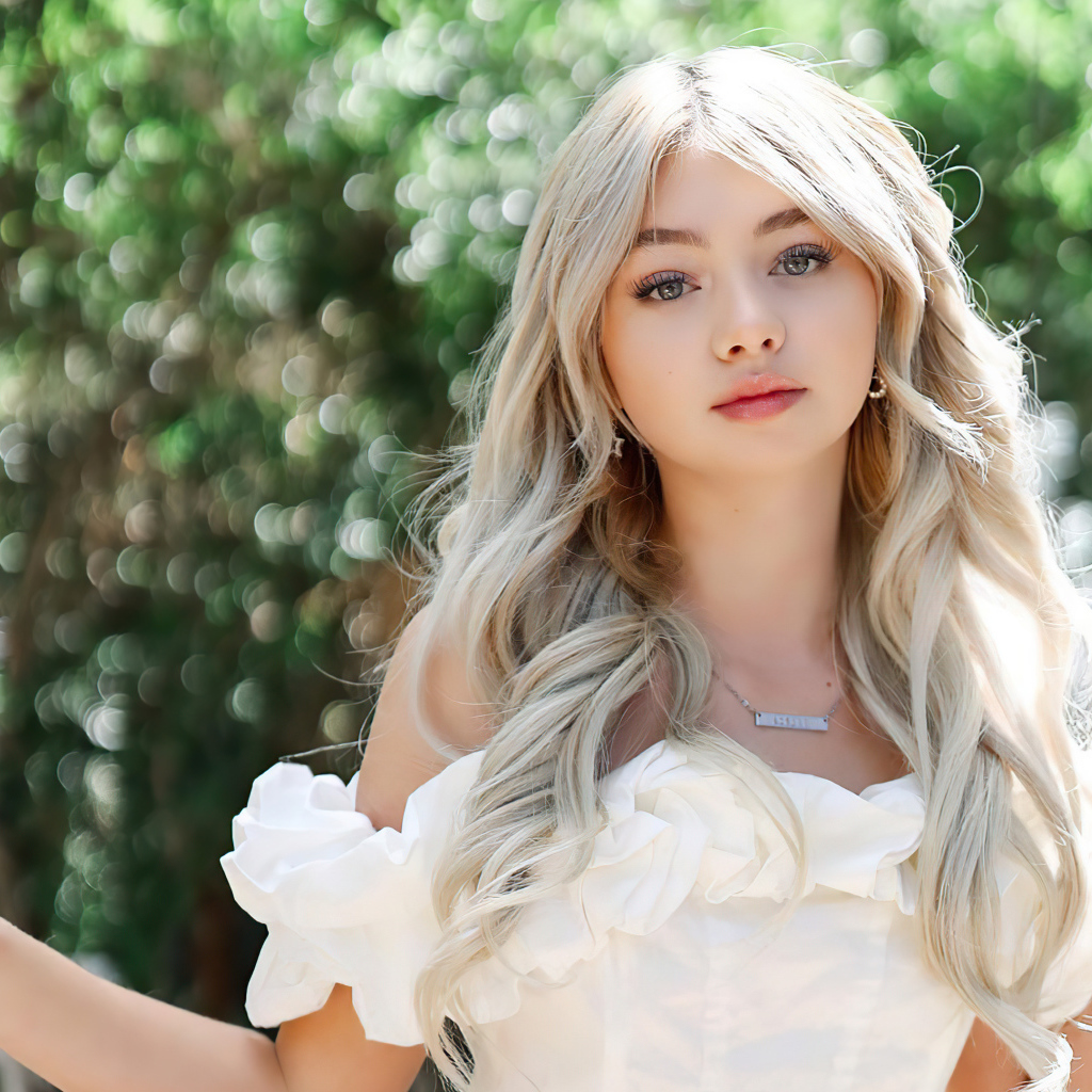 Красивая блондинка певица Сисили Роуз