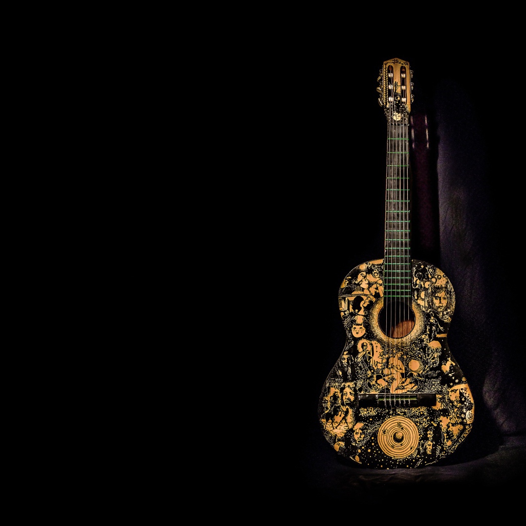 Красивая гитара с рисунком на черном фоне