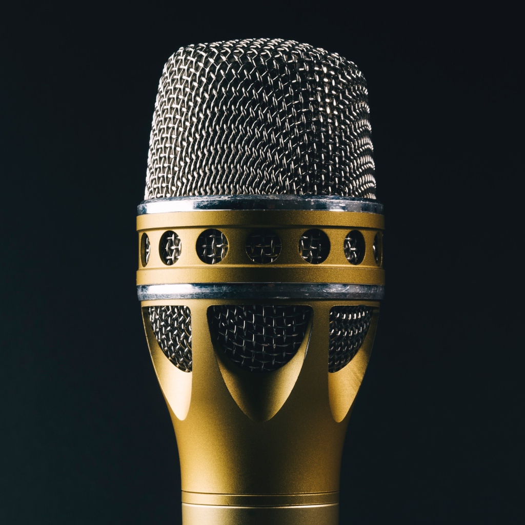 Красивый профессиональный микрофон на черном фоне 