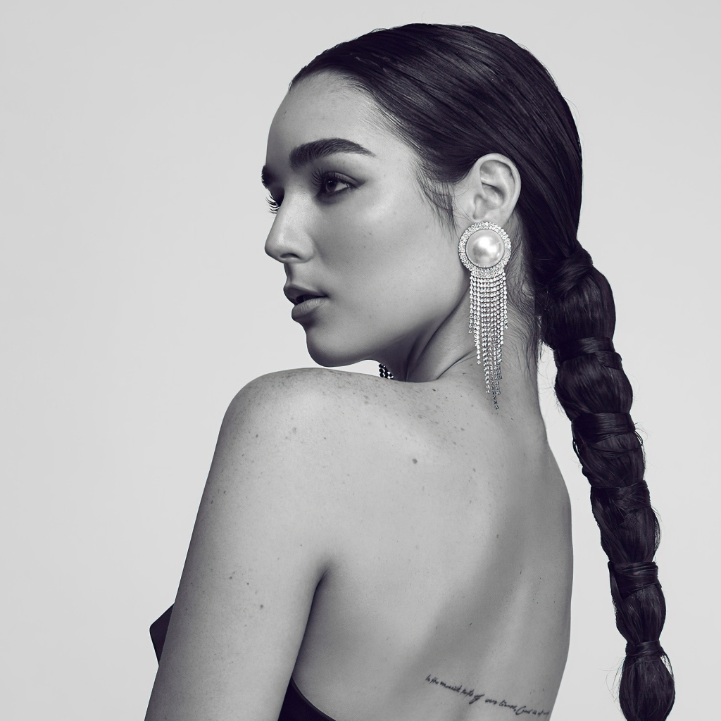 Красивая певица Индиана Массара на сером фоне