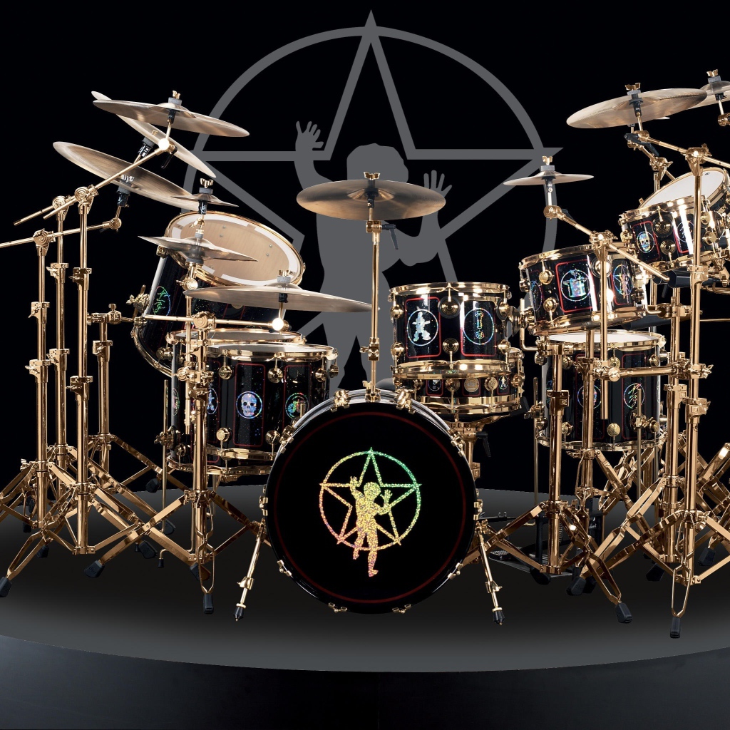 Большая барабанная установка на черном фоне