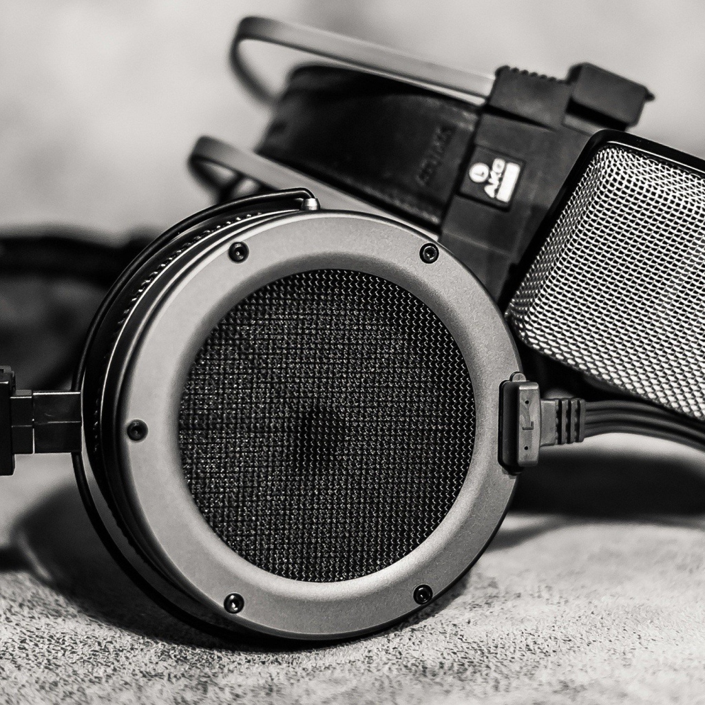 Черные наушники и студийный микрофон