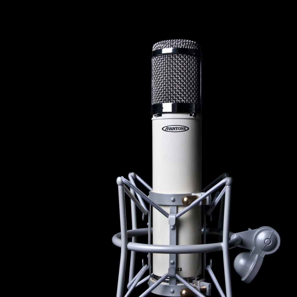 Конденсаторный микрофон на черном фоне