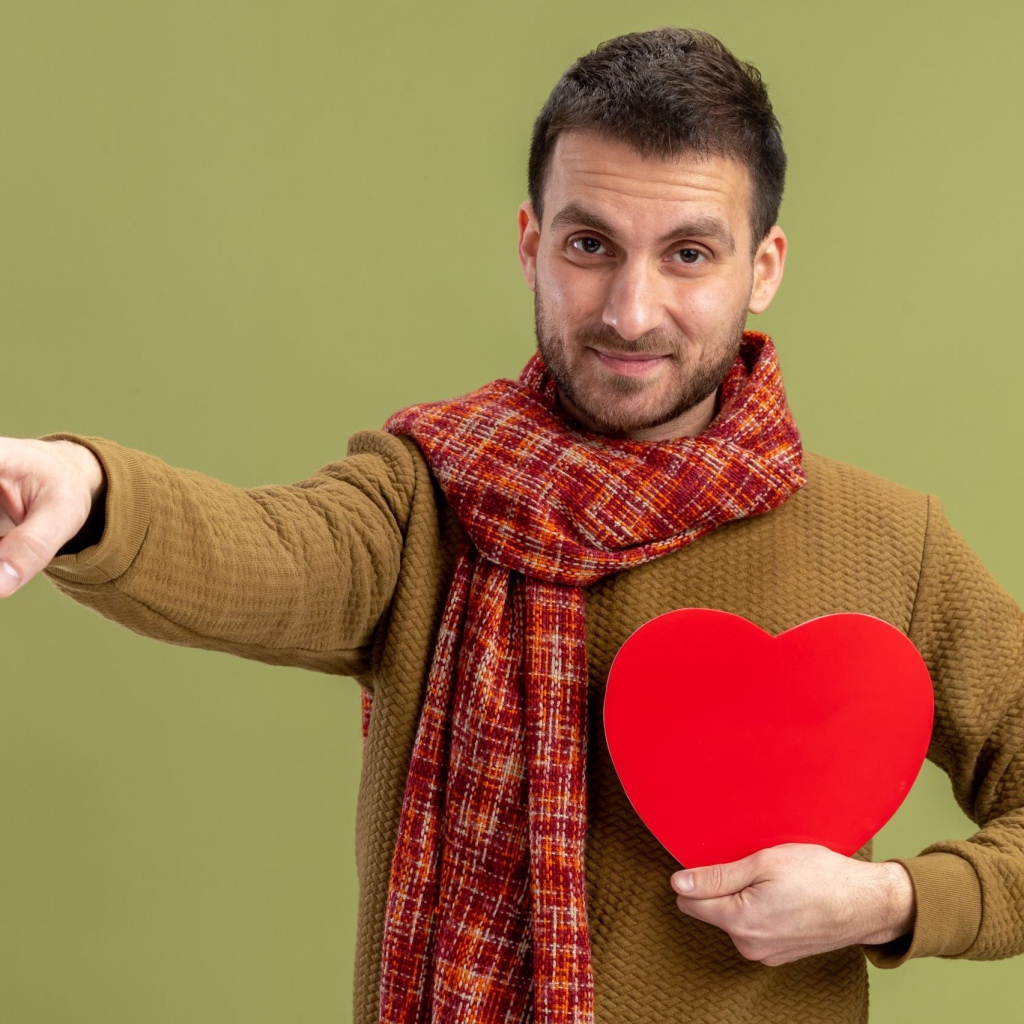 Мужчина с красным сердцем в руке 