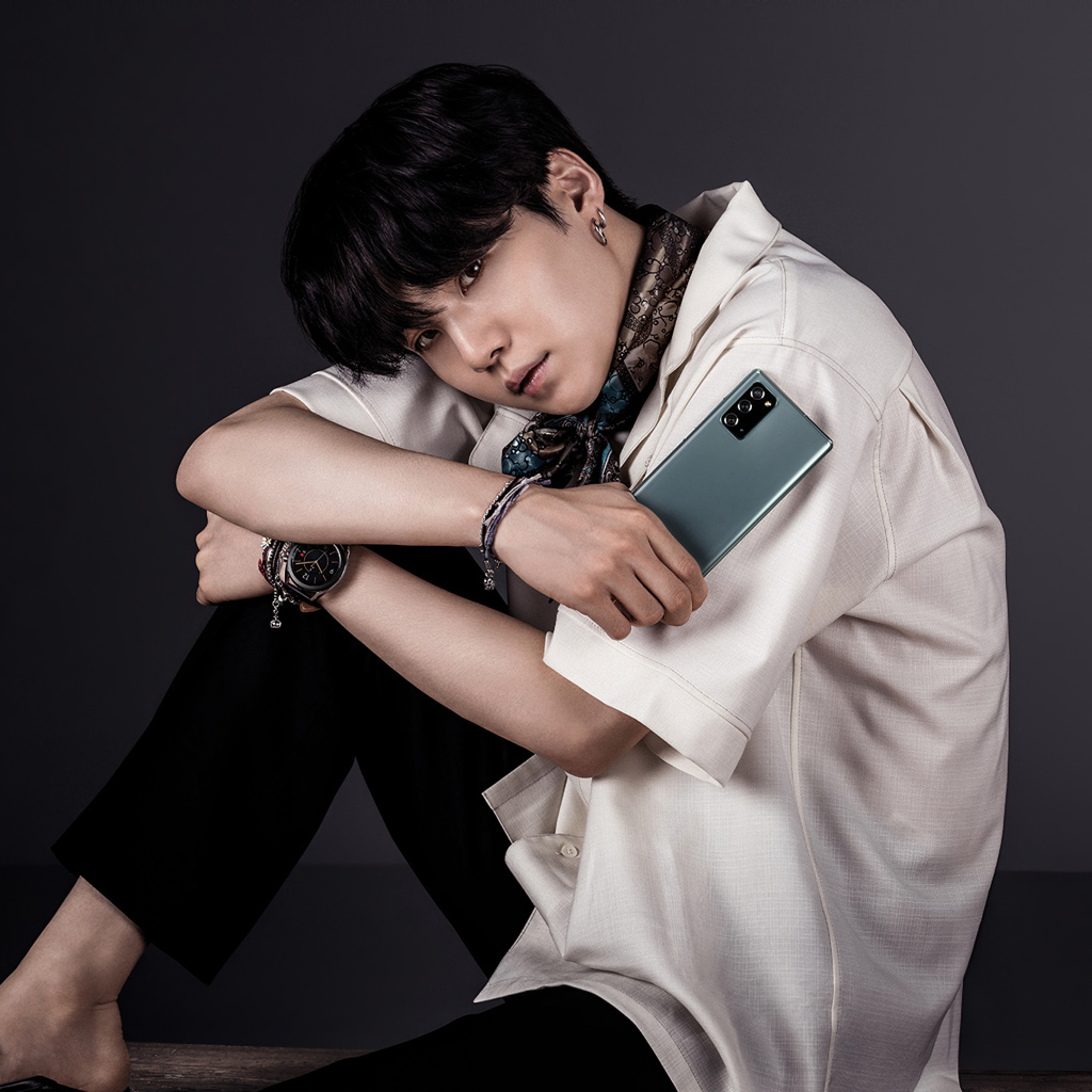 Участник группы BTS Suga на сером фоне