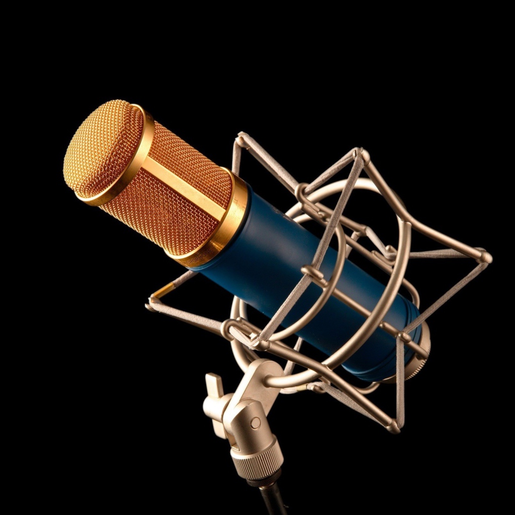 Микрофон на стойке на черном фоне 