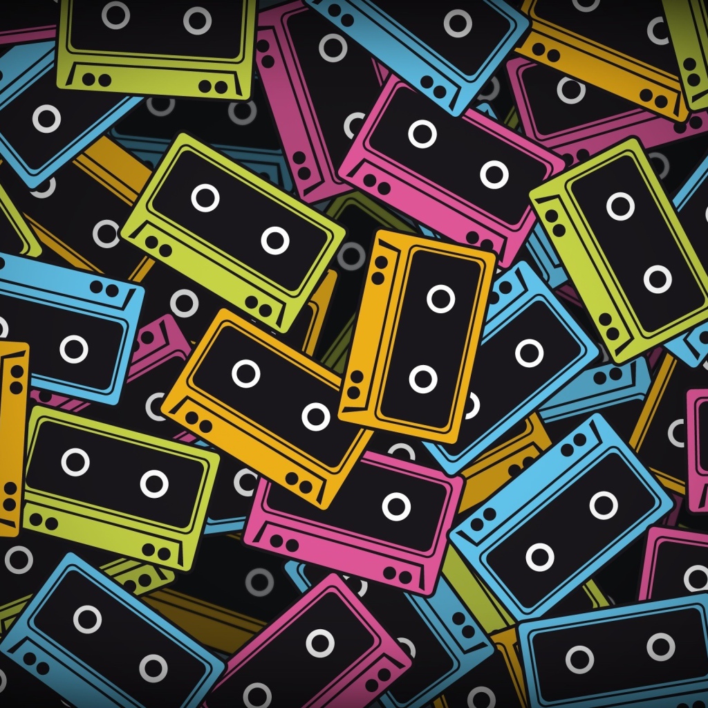 Разноцветные кассеты на черном фоне 