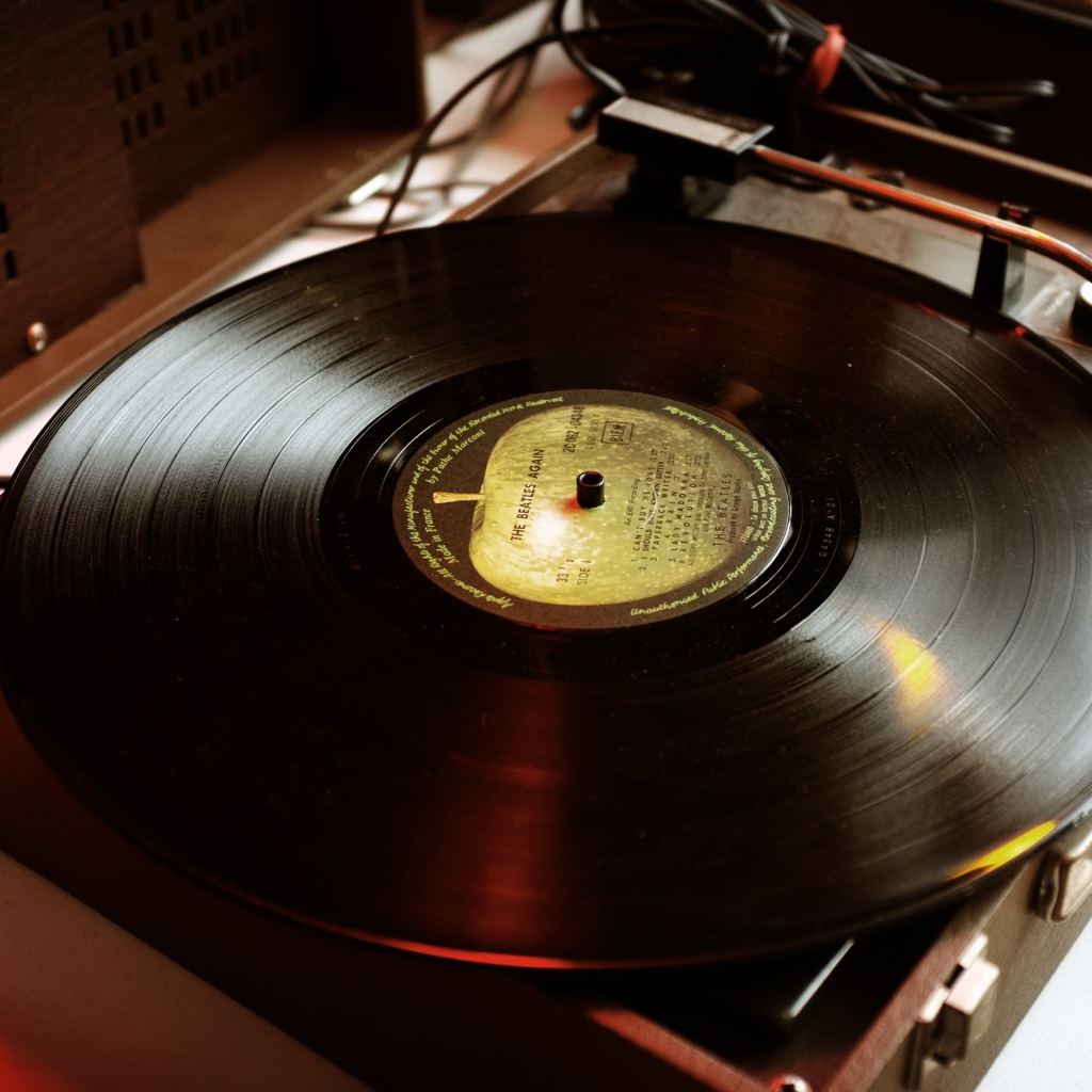 Старый проигрыватель для пластинок