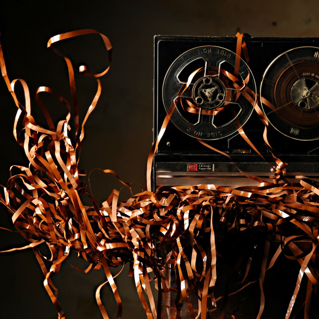 Старый бобинный магнитофон с лентой