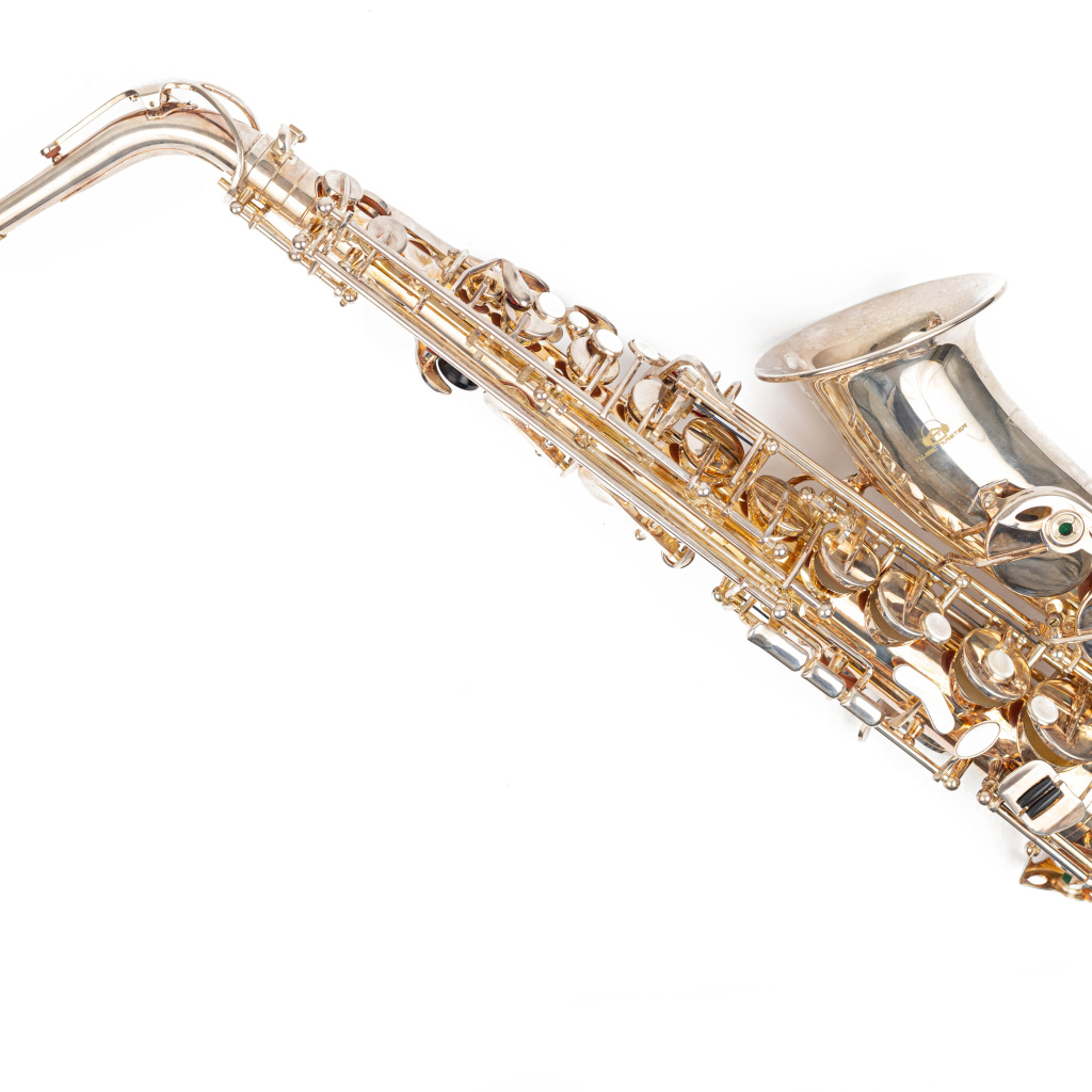 Саксофон на белом фоне крупным планом 