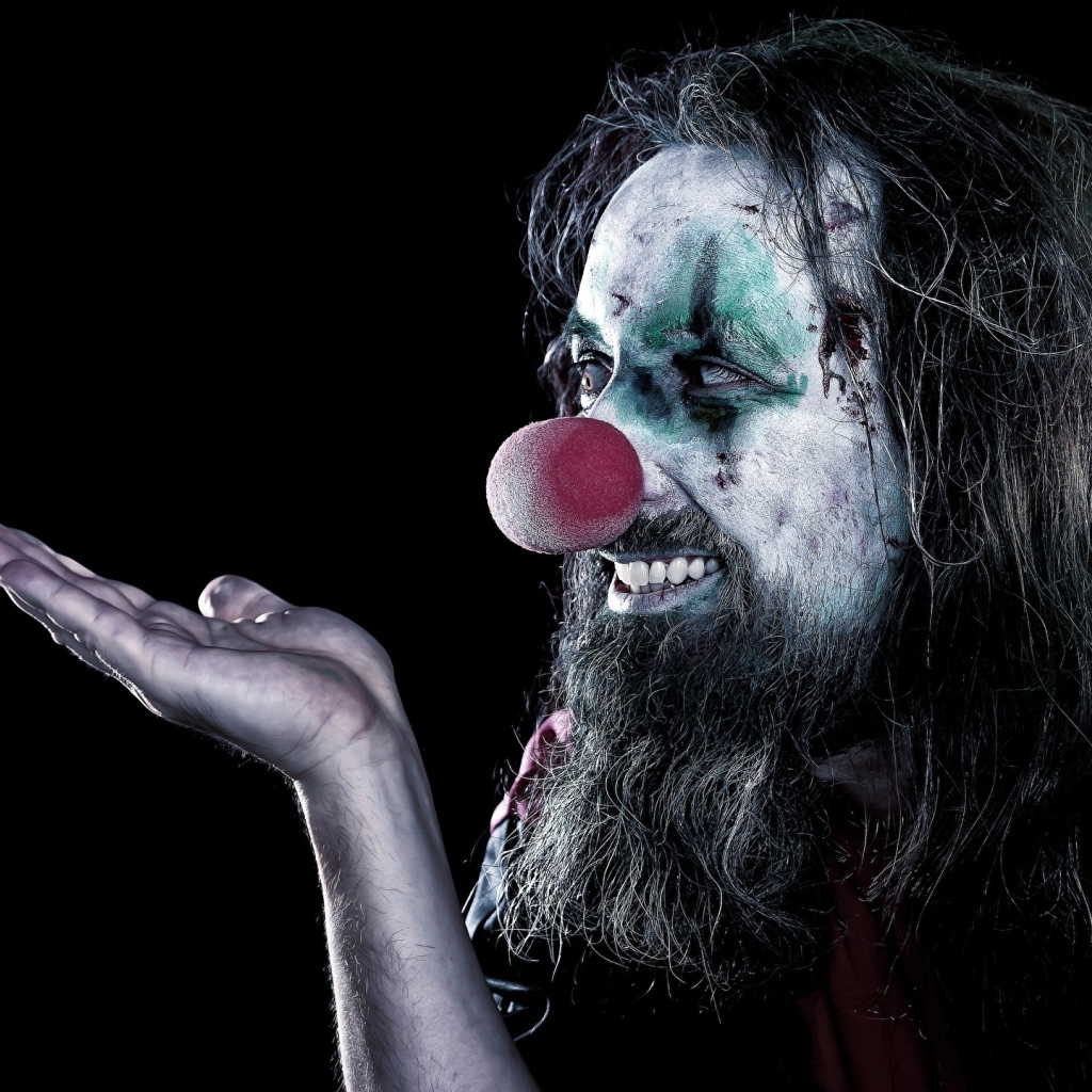 Страшный мужчина клоун на черном фоне 