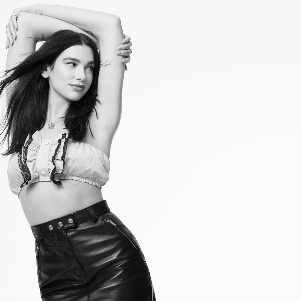 Певица Дуа Липа на белом фоне, черно-белое фото