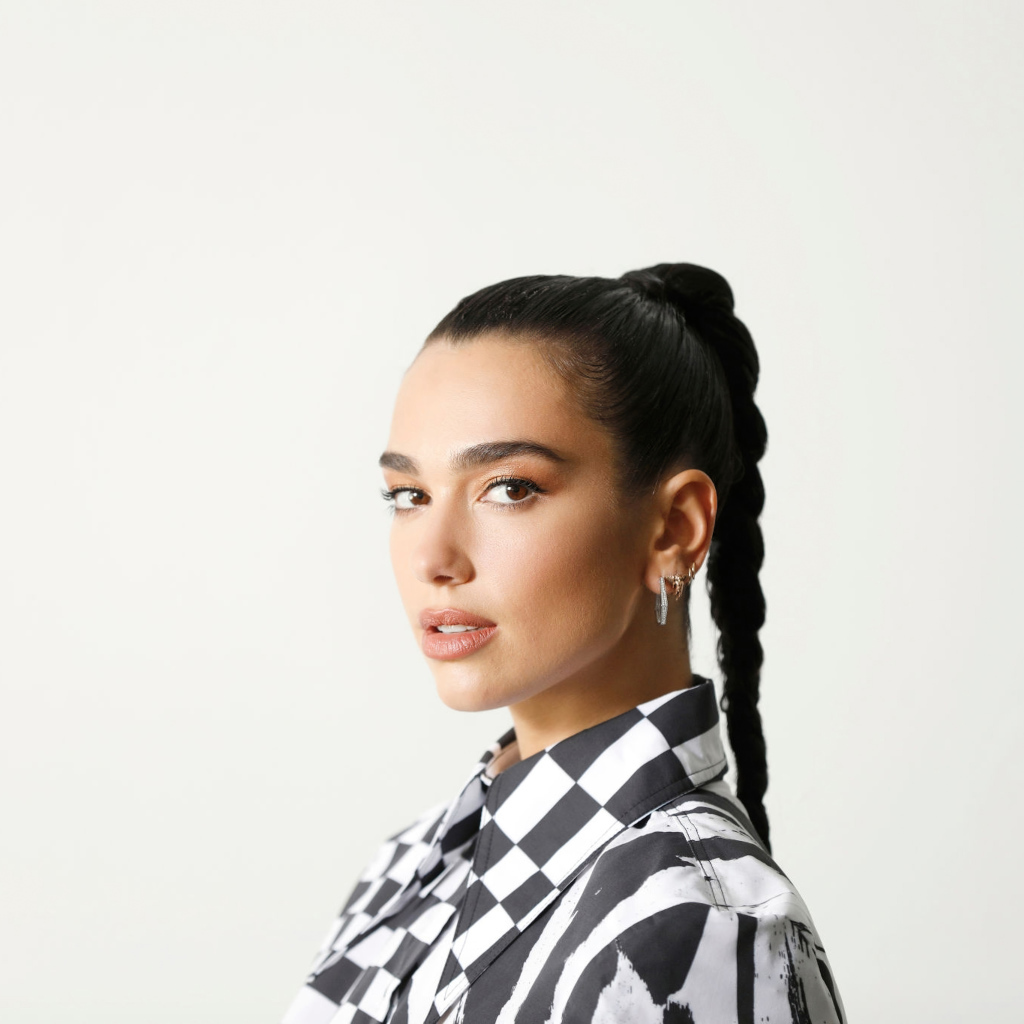 Певица Дуа Липа с косой на голове