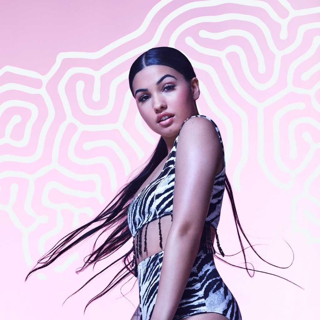 Певица Mabel  на розовом фоне