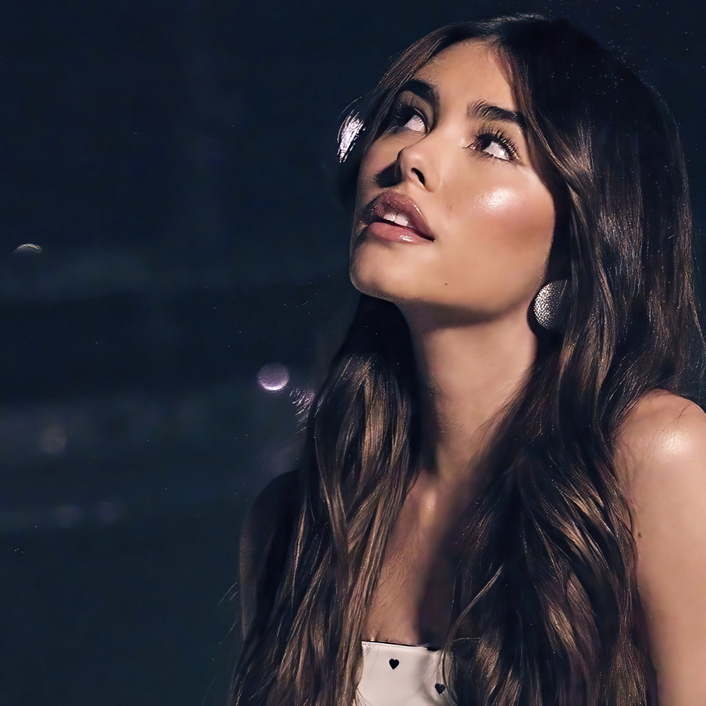 Певица Мэдисон Бир смотрит в сторону