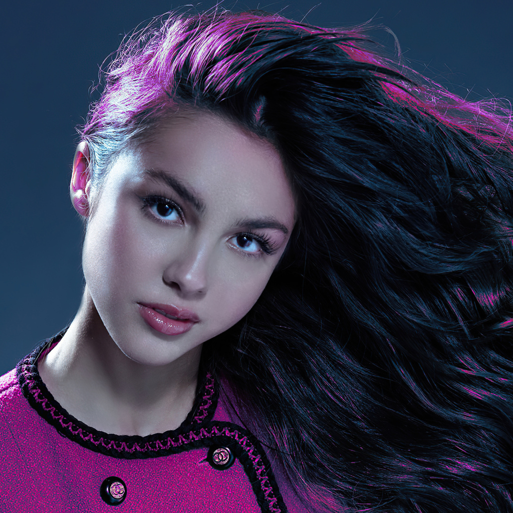 Длинные волосы у певицы Оливия Родриго