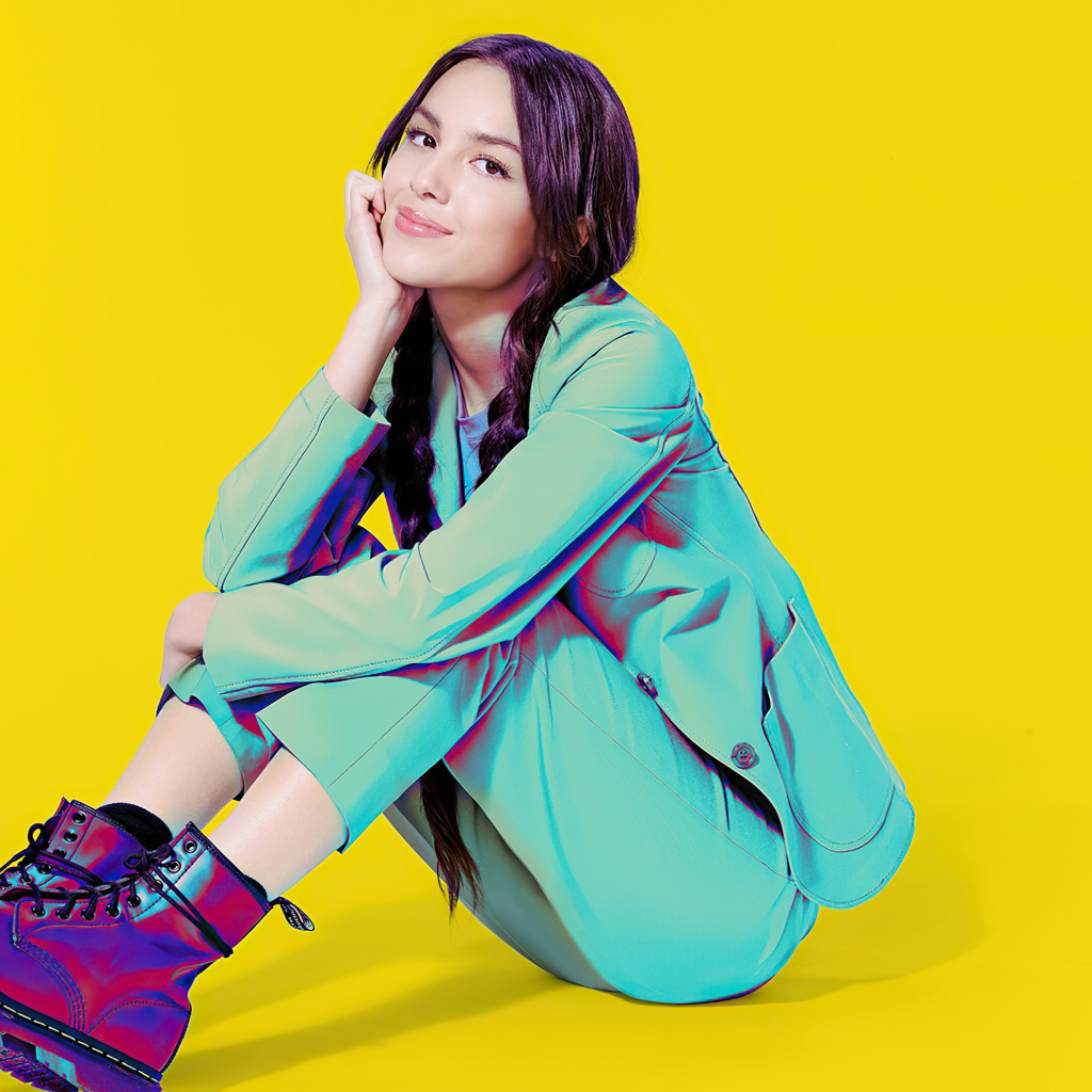 Певица Оливия Родриго на желтом фоне