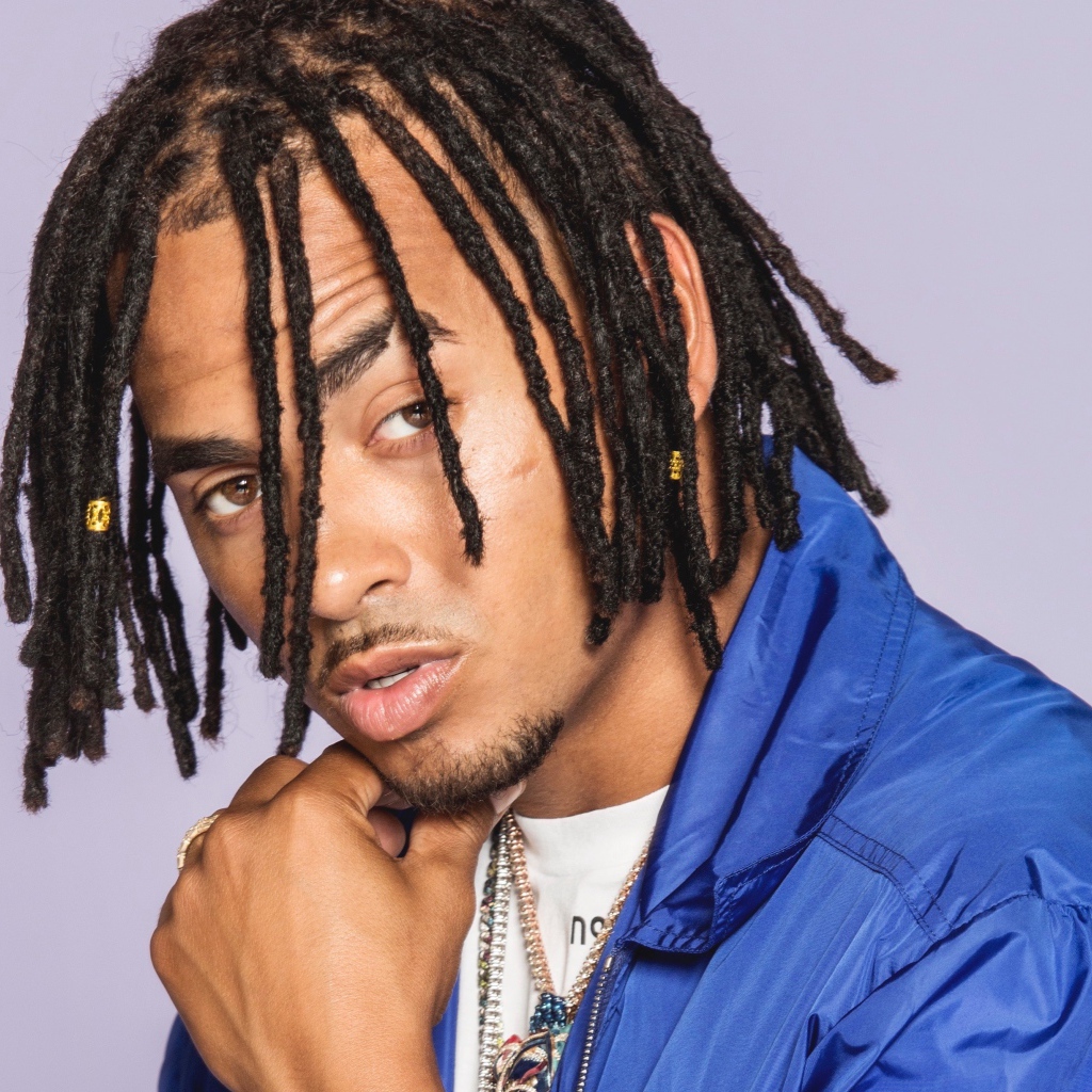 Певец Осуна на сером фоне