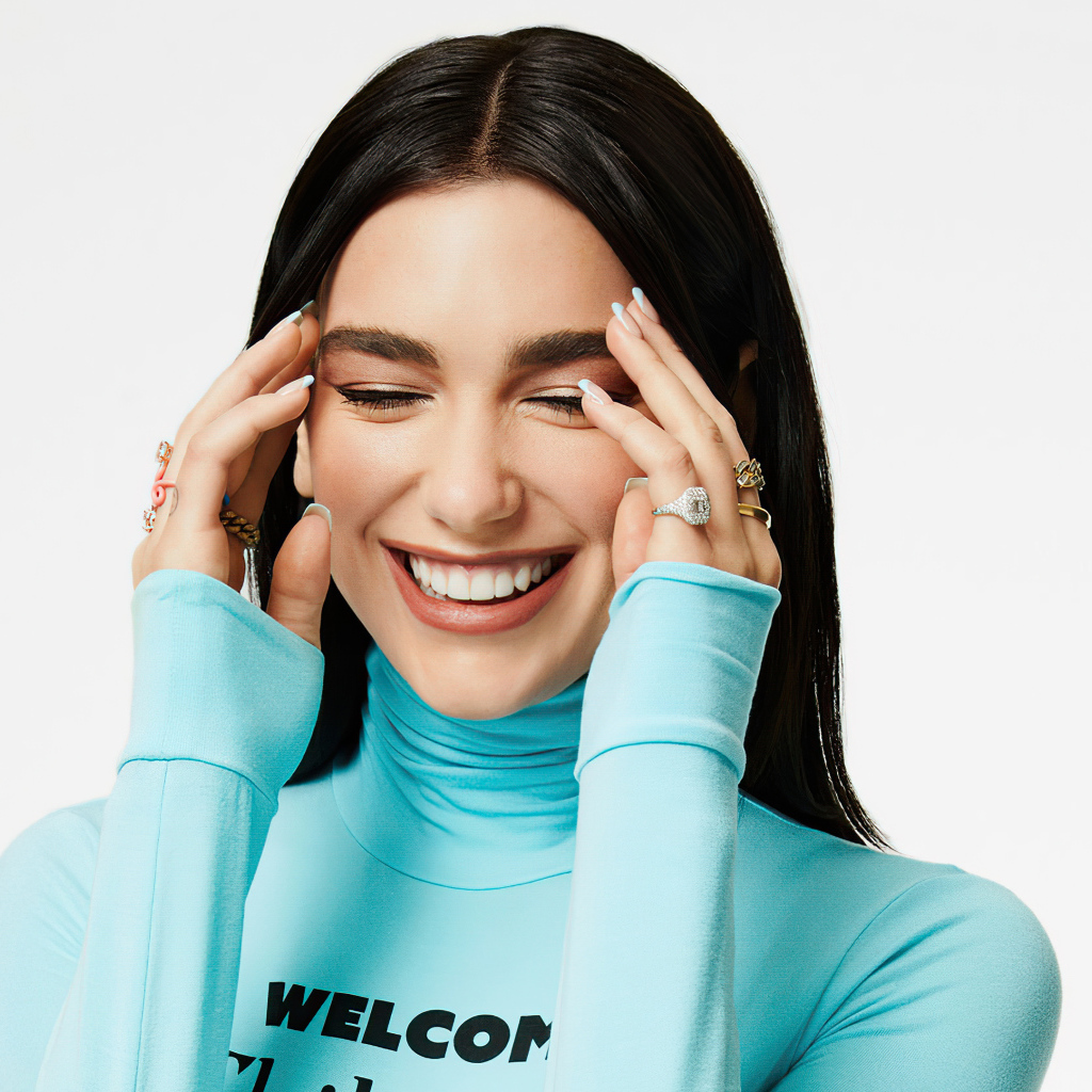 Улыбающаяся девушка певица Дуа Липа