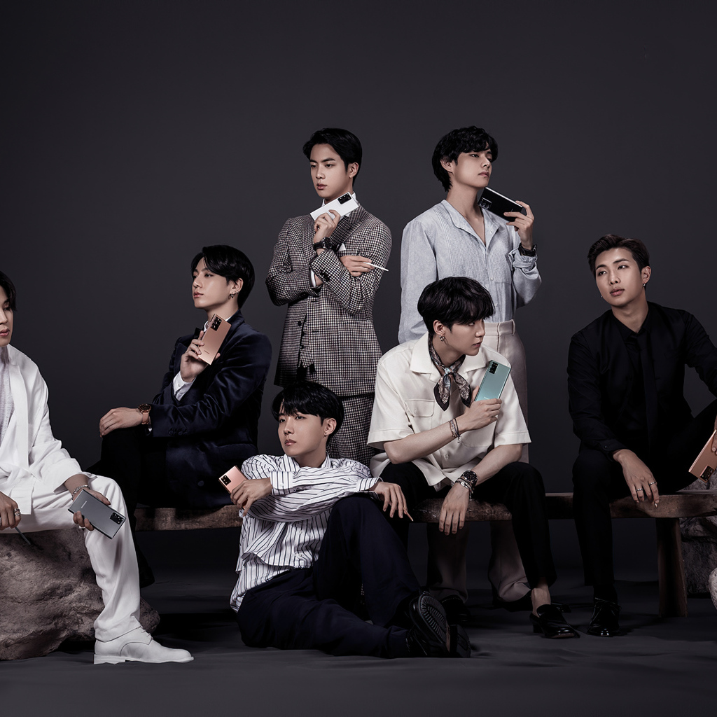 Южнокорейский бенд BTS с телефонами самсунг