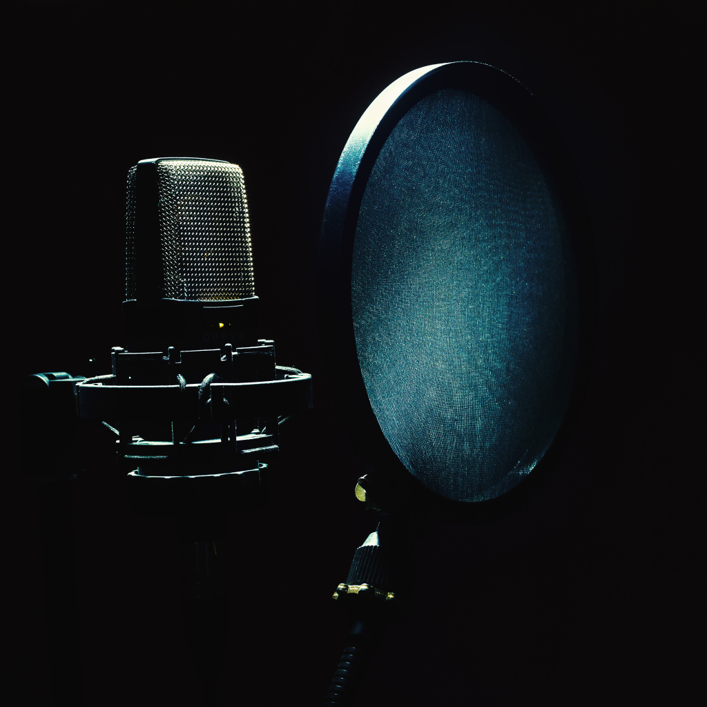 Студийный микрофон с фильтром в темноте