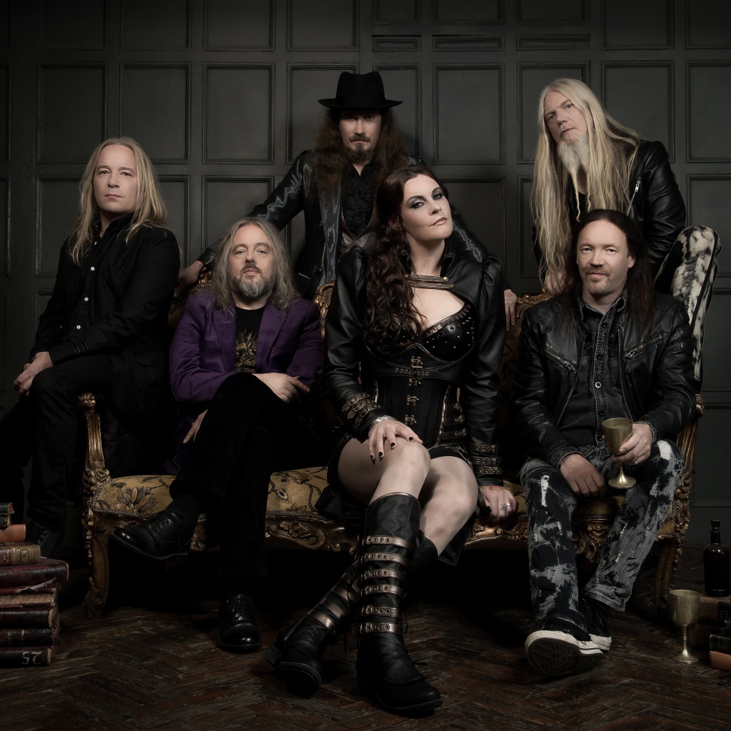 Состав группы Nightwish сидит на диване