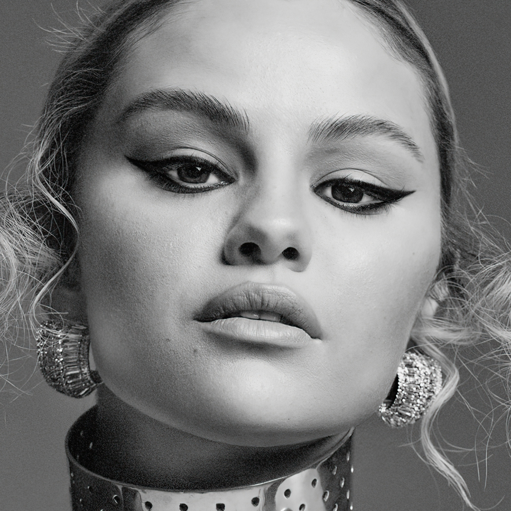 Лицо певицы Селена Гомес на сером фоне