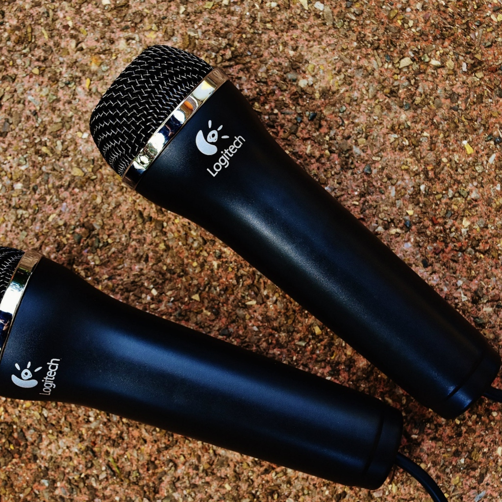 Два микрофона logitech на асфальте 