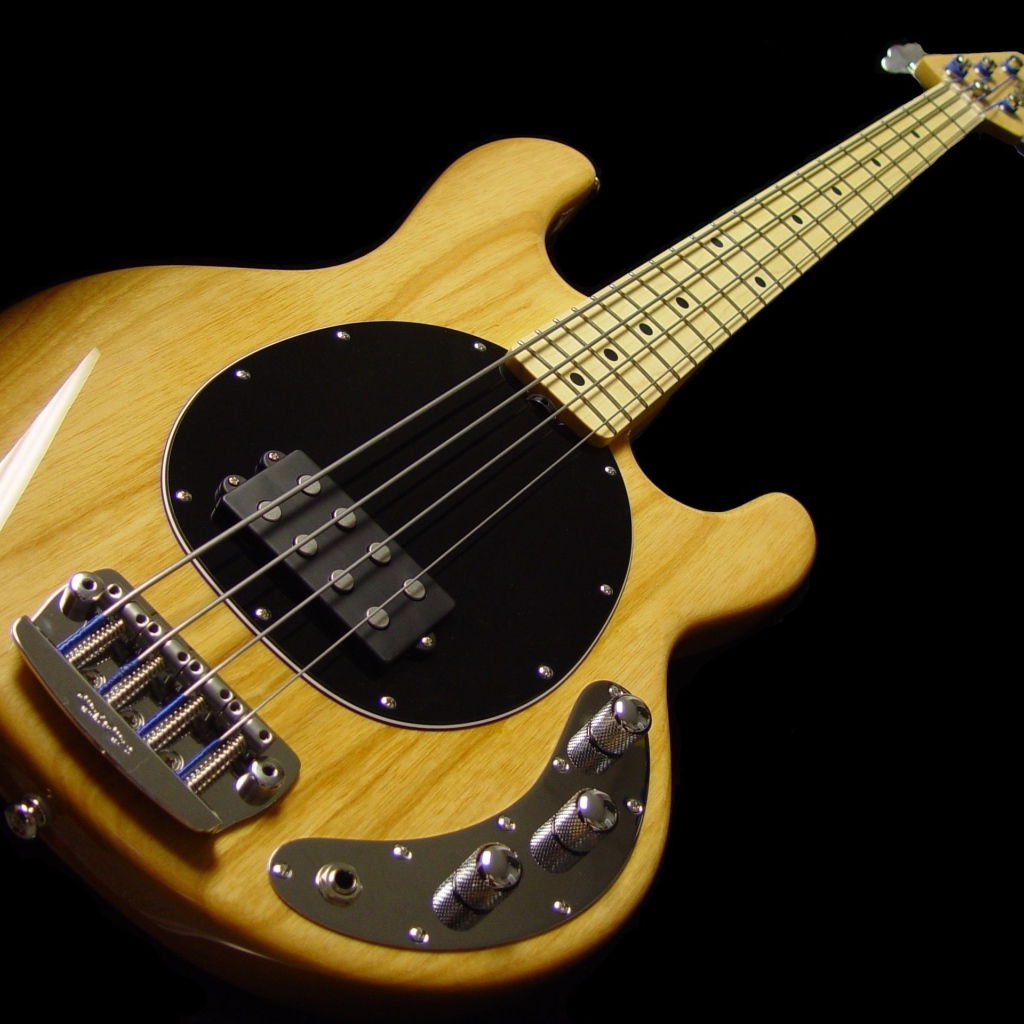 Деревянная гитара с толстыми струнами на черном фоне 