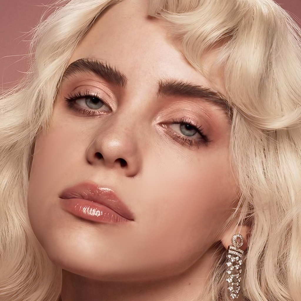 Молодая блондинка Билли Айлиш лицо на розовом фоне