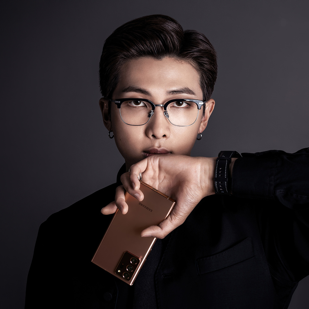 Молодой парень Rm участник группы BTS с телефоном