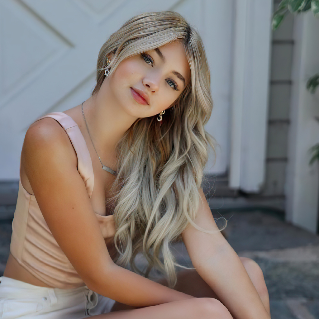 Молодая девушка певица Сисили Роуз