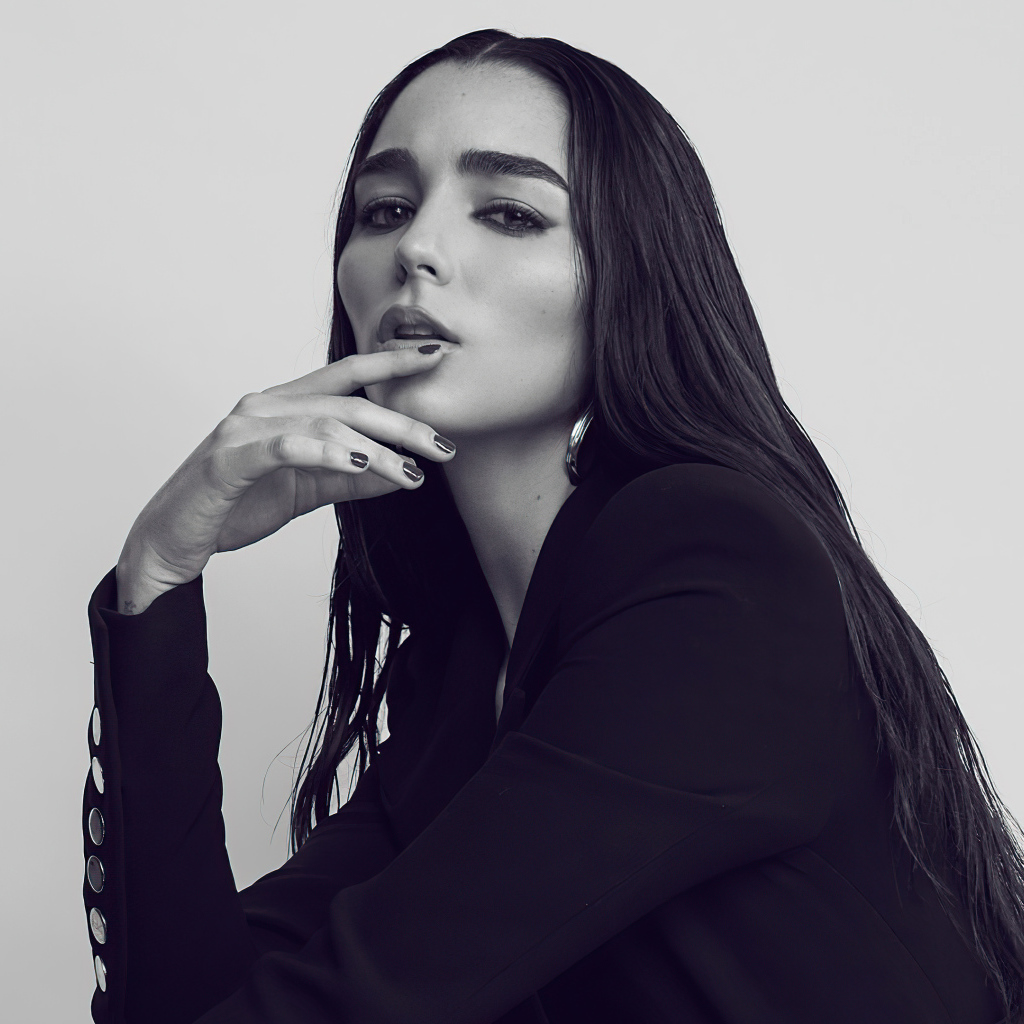 Молодая певица Индиана Массара в черном наряде