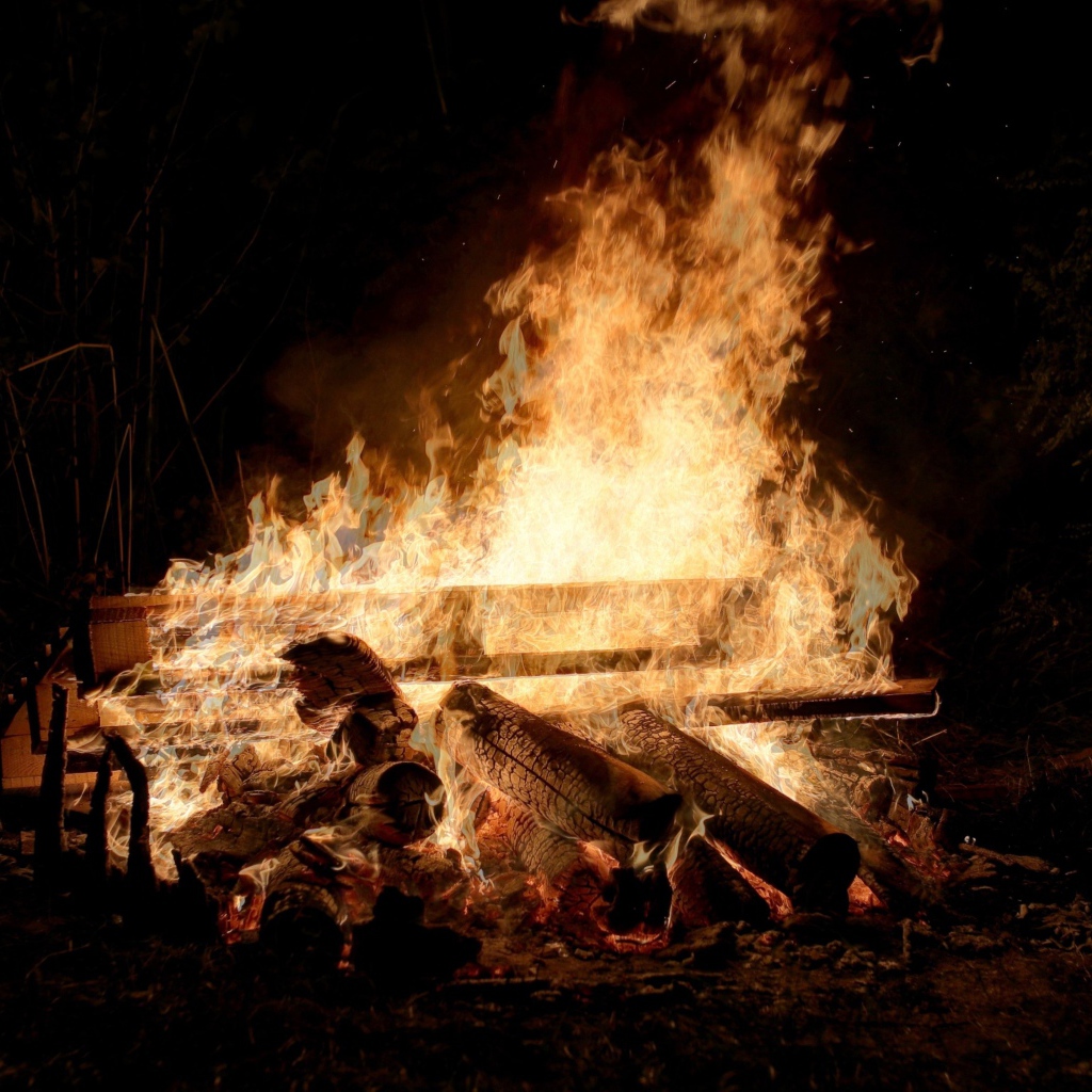 Большой костер с дровами ночью