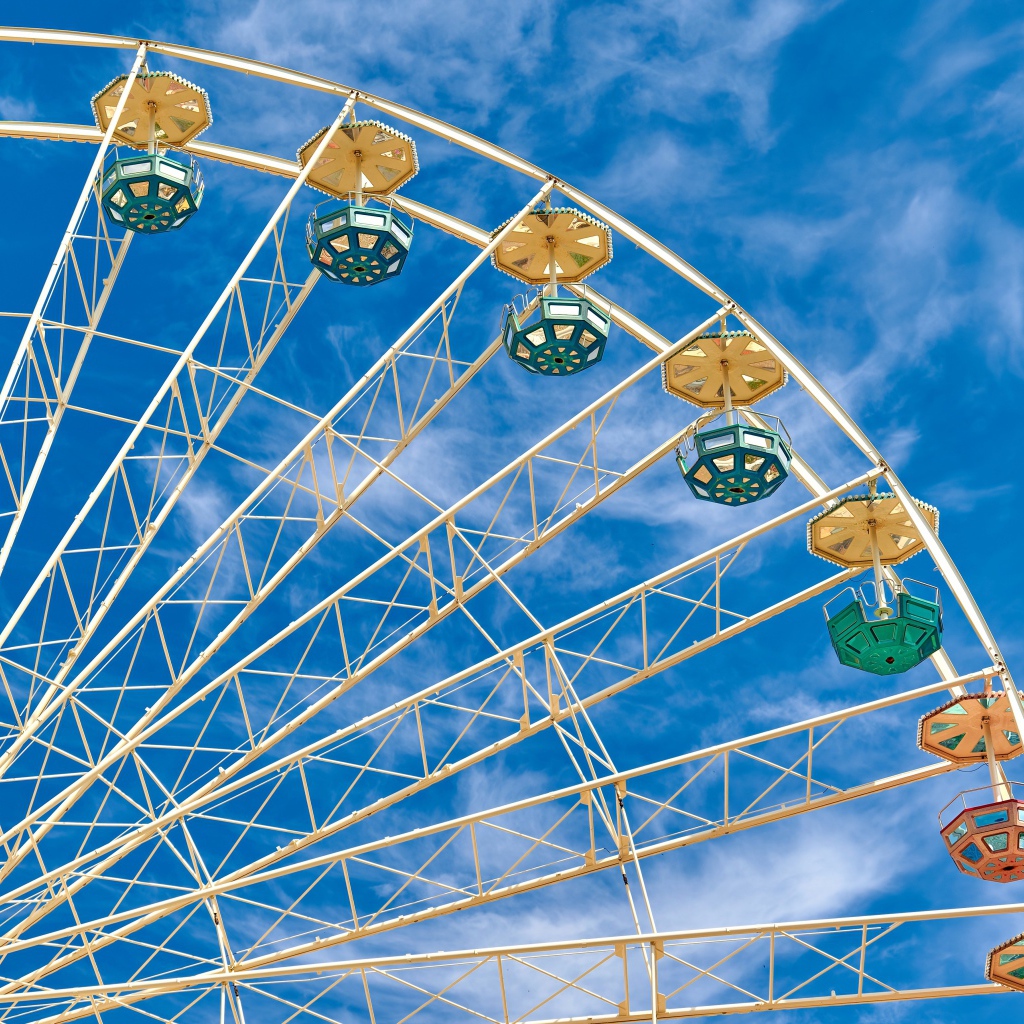 Колесо обозрения на фоне голубого неба