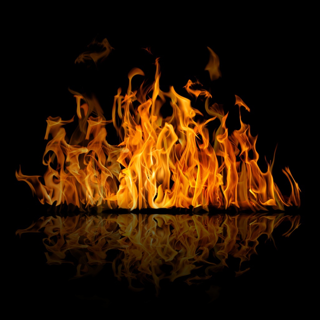Горячий огонь отражается в черной поверхности