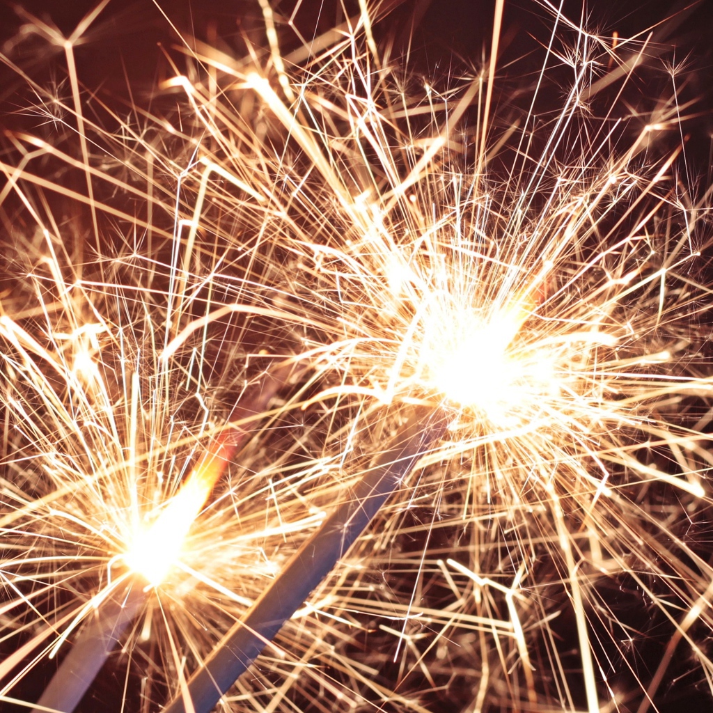 Зажженные бенгальские огни крупным планом 