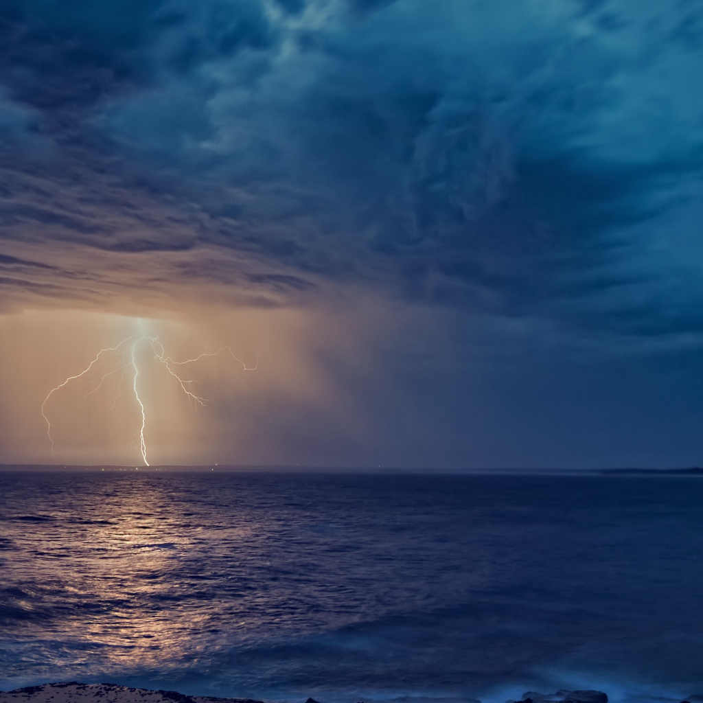 Белая молния рассекает небо в море 