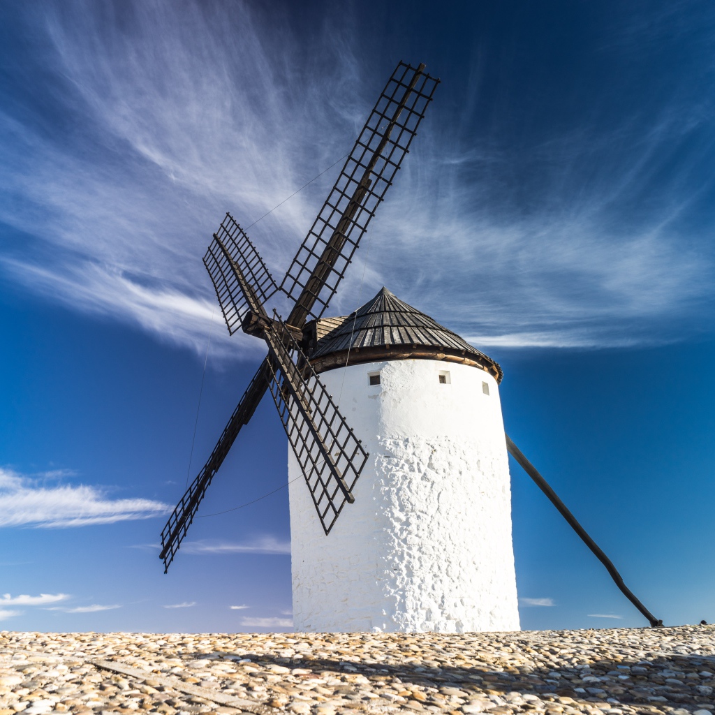 Белая ветряная мельница на фоне голубого неба