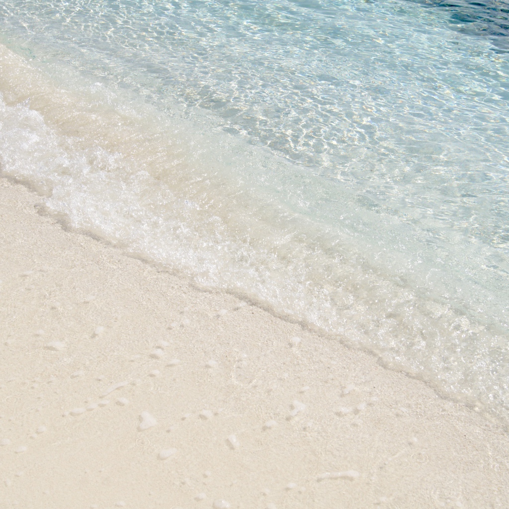 Чистая вода на белом морском песке
