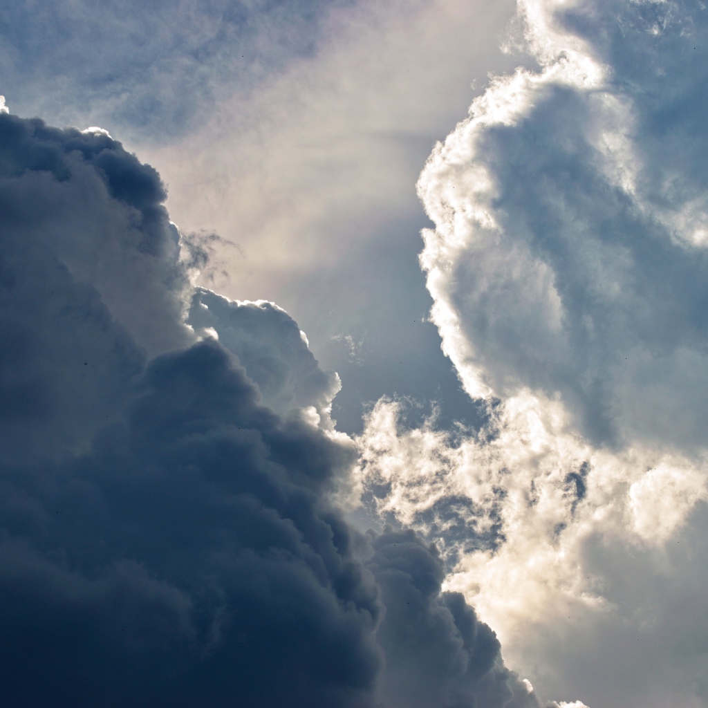 Солнце пробивается сквозь густые белые облака