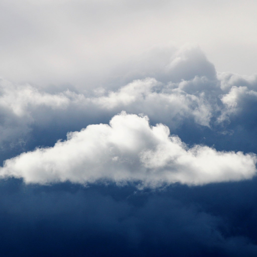 Белые облака в грозовом небе 