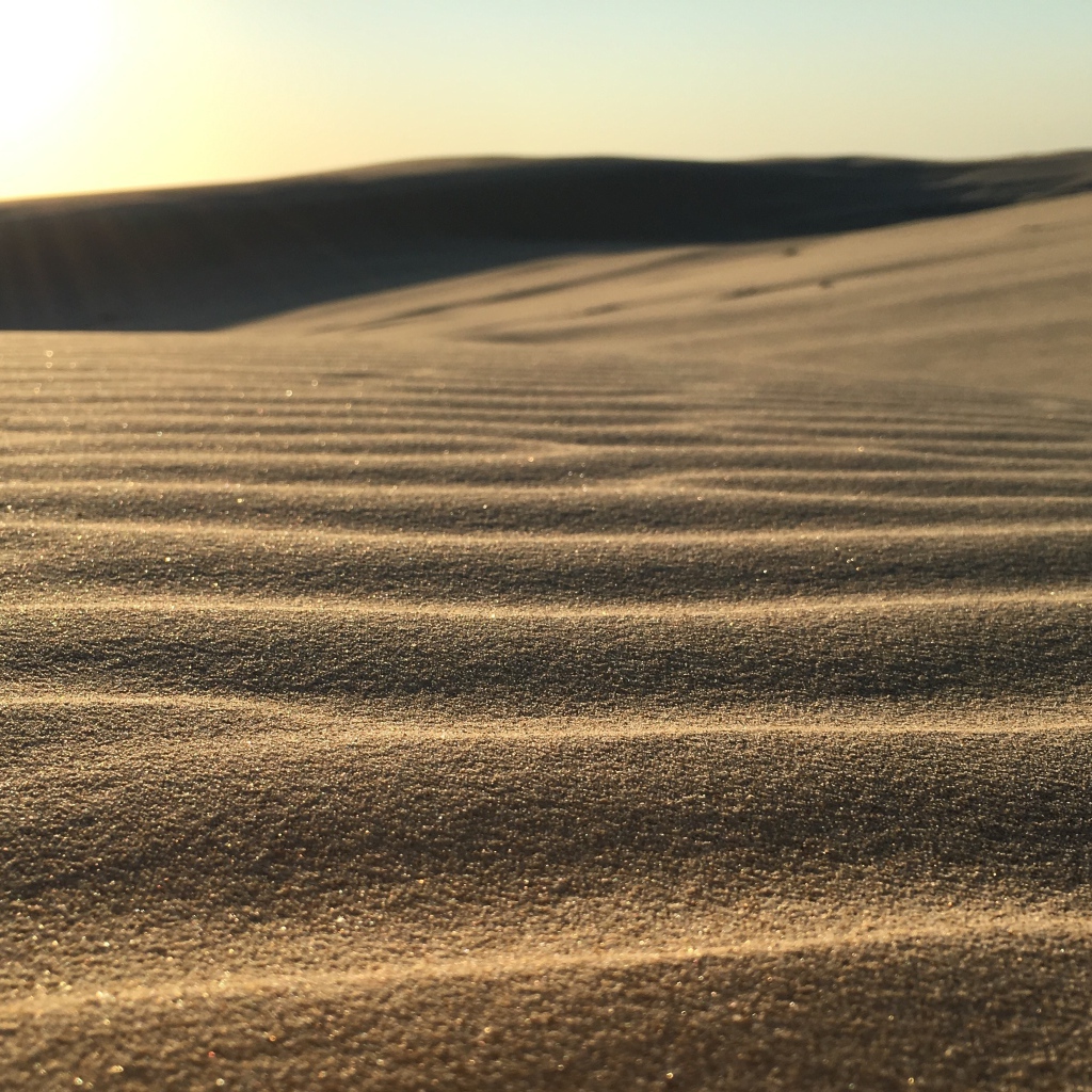 Золотистый песок в пустыне волнами