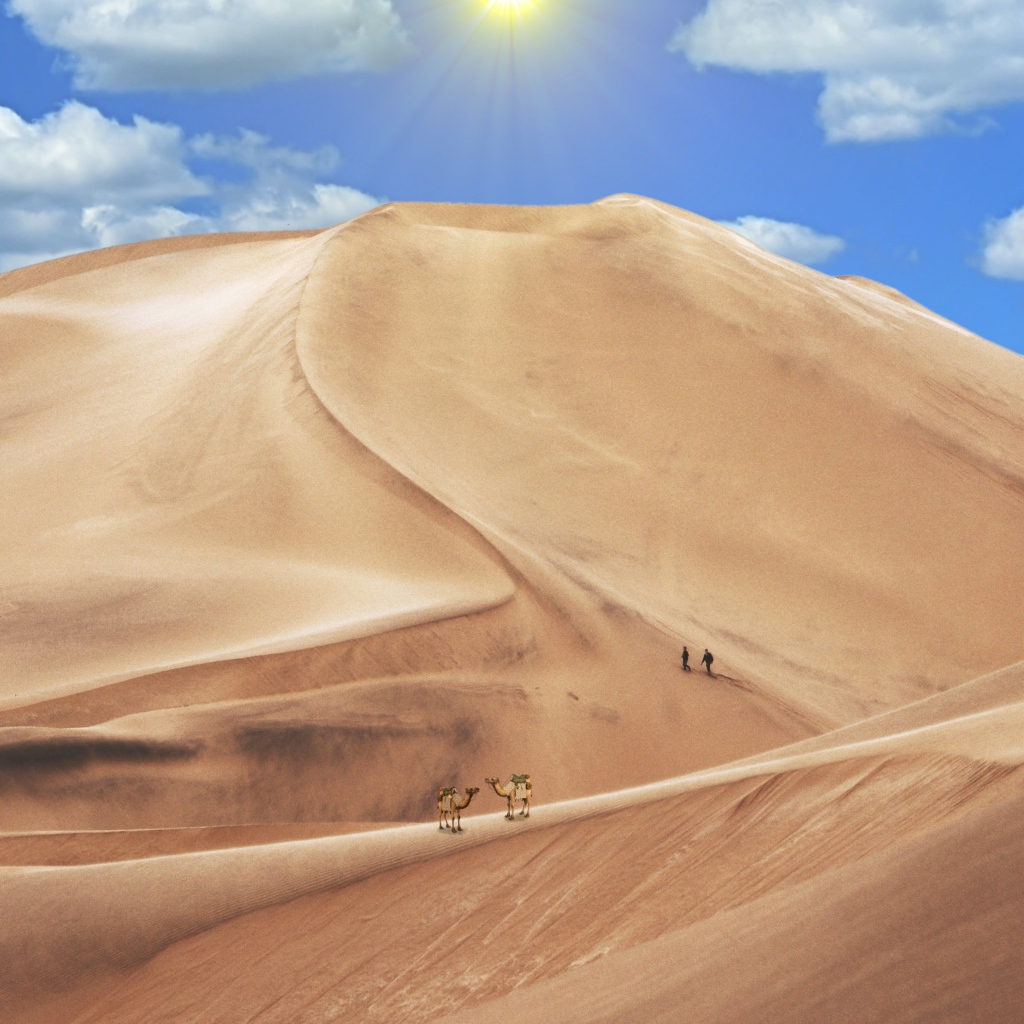 Высокая песчаная дюна под голубым небом 