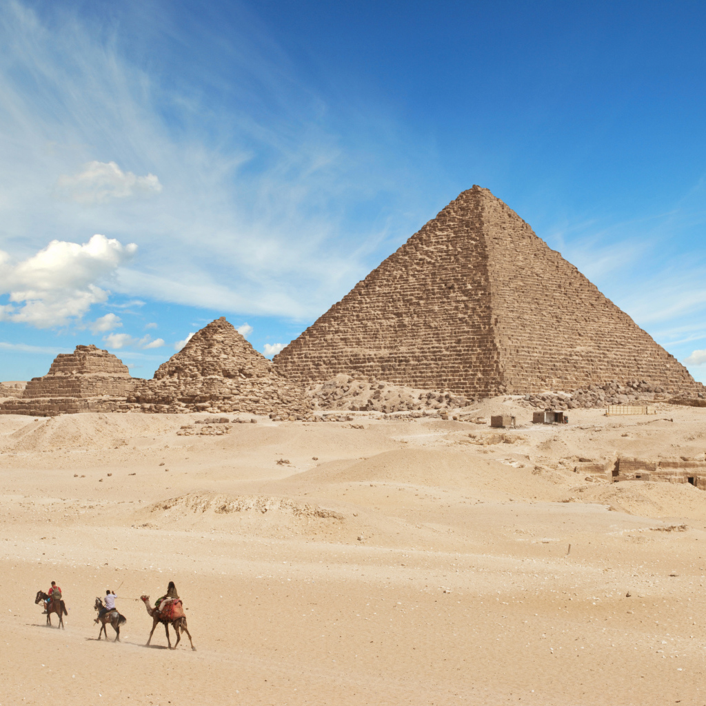 Старые пирамиды под голубым небом